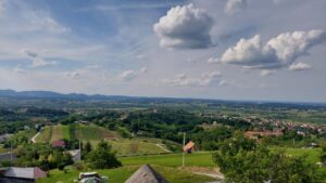 Pogled s vrha iznad  izletišta Pethrasti prema Sloveniji