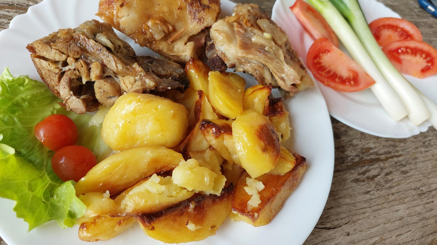 Janjetina s ražnja - krompir i mladi luk s paradajzom (9)